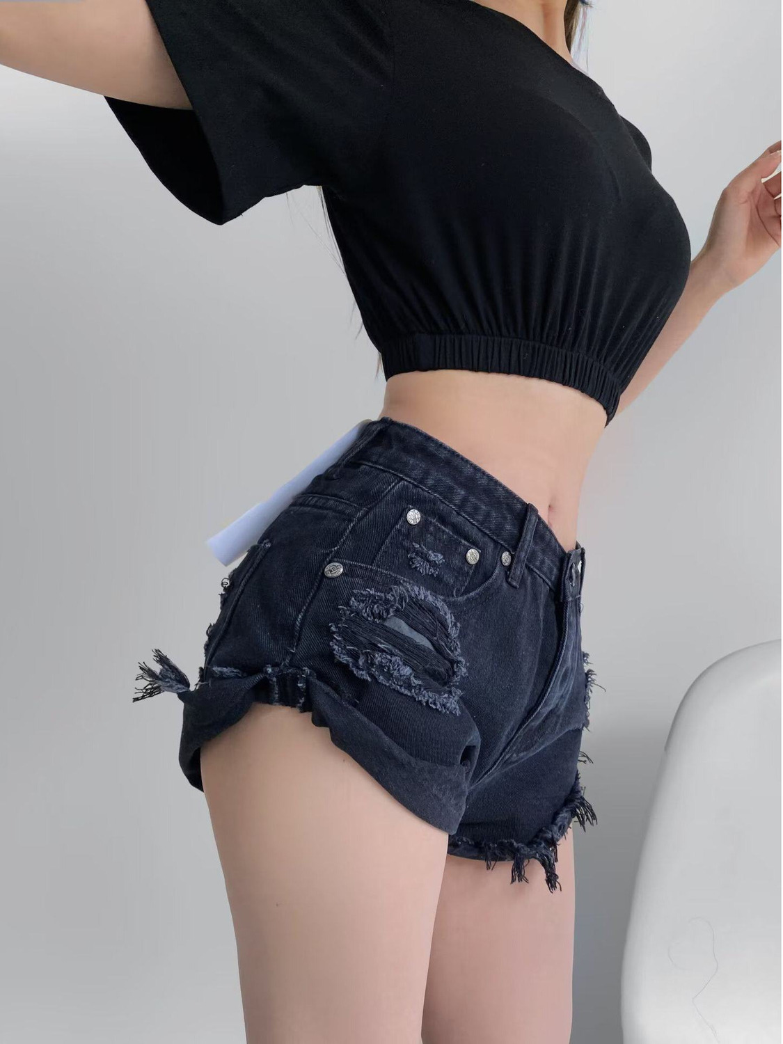レディース ローウエスト ダメージデニムショートパンツ Y2 - Distressed Jean Rip のレビューと価格