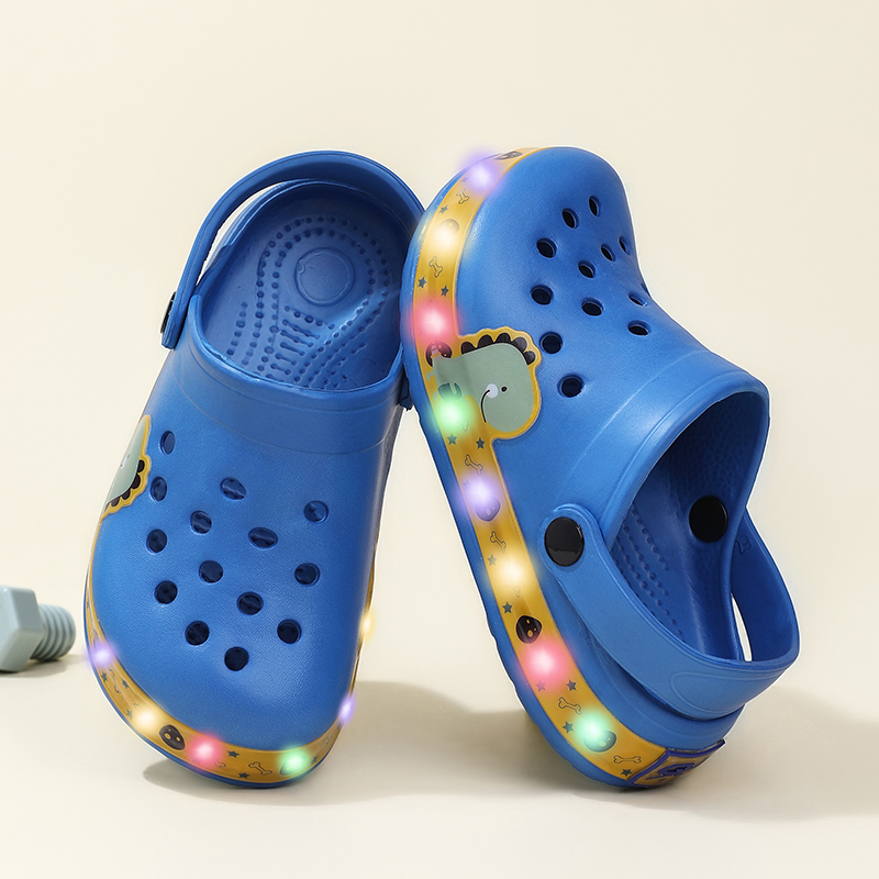 夏子供用穴あきサンダル LEDライト付き点滅ライトシューズ  - Street Fashion Boy のレビューと価格