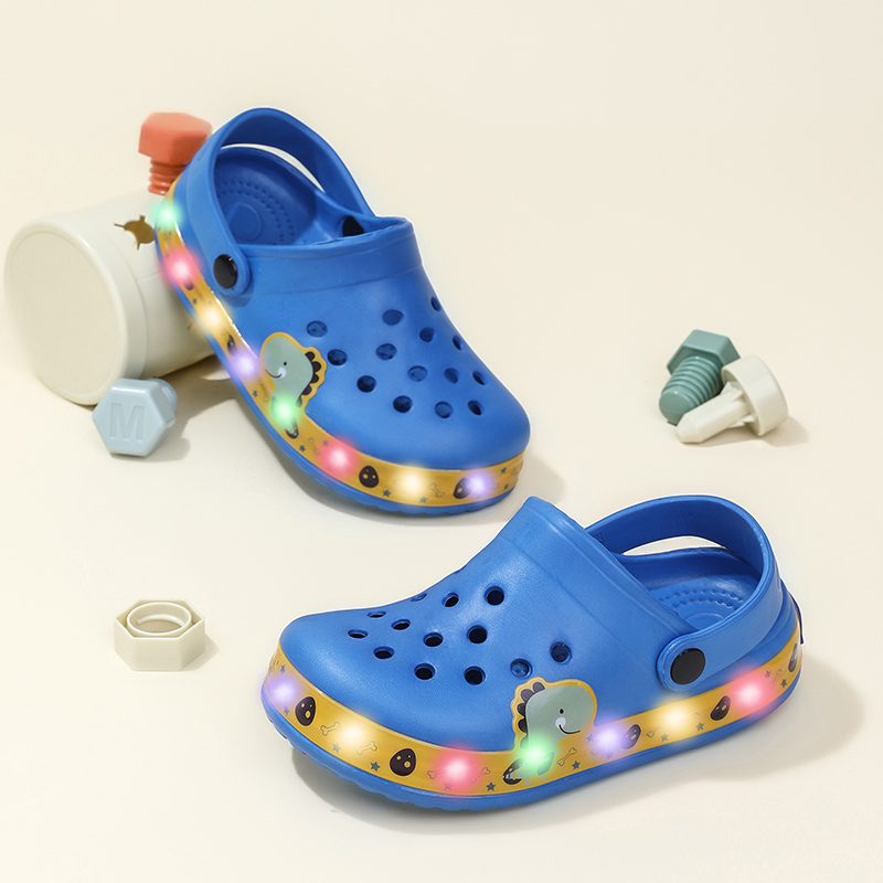 夏子供用穴あきサンダル LEDライト付き点滅ライトシューズ  - Street Fashion Boy のレビューと価格